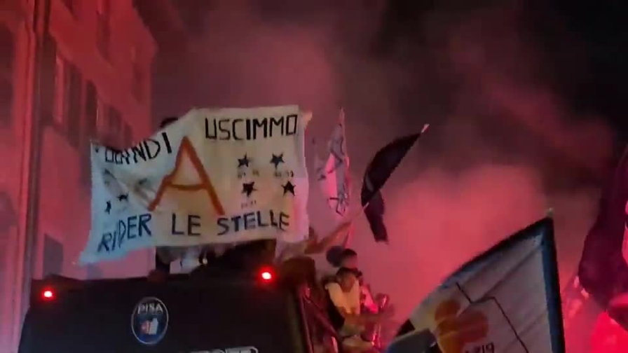 Delirio a Pisa! La festa per la promozione è da brividi 4 Delirio a Pisa! La festa per la promozione è da brividi
