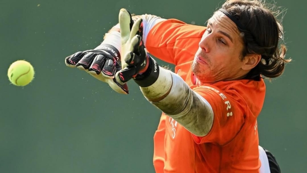 Sommer come Sinner: l'interista si allenamento con le palline da tennis 1 Sommer come Sinner: l'interista si allenamento con le palline da tennis