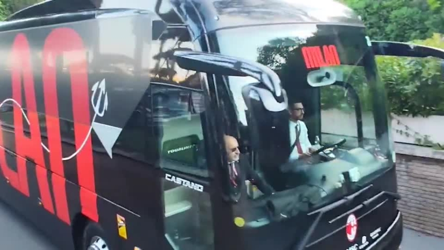 Milan-Bologna, l'arrivo dei pullman all'Olimpico: c'è anche Ibra con Moncada e Furlani 1 Milan-Bologna, l'arrivo dei pullman all'Olimpico: c'è anche Ibra con Moncada e Furlani