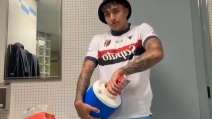 Bologna, Castro scatenato: litri di cocktail preparati all'Olimpico! 2 Bologna, Castro scatenato: litri di cocktail preparati all'Olimpico!