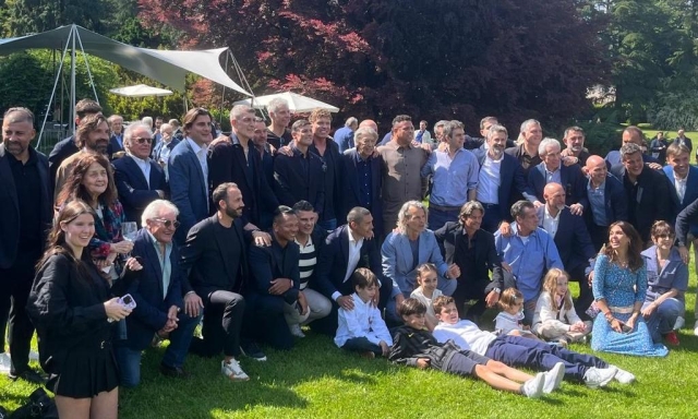 Recoba-Vieri col pandino, Ronaldo in gran forma: Moratti, festa di compleanno con 100 ex interisti 1 Recoba-Vieri col pandino, Ronaldo in gran forma: Moratti, festa di compleanno con 100 ex interisti