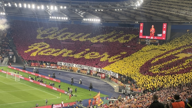 L'ultima di Ranieri all'Olimpico: la coreografia della Curva Sud per Sir Claudio 1 L'ultima di Ranieri all'Olimpico: la coreografia della Curva Sud per Sir Claudio