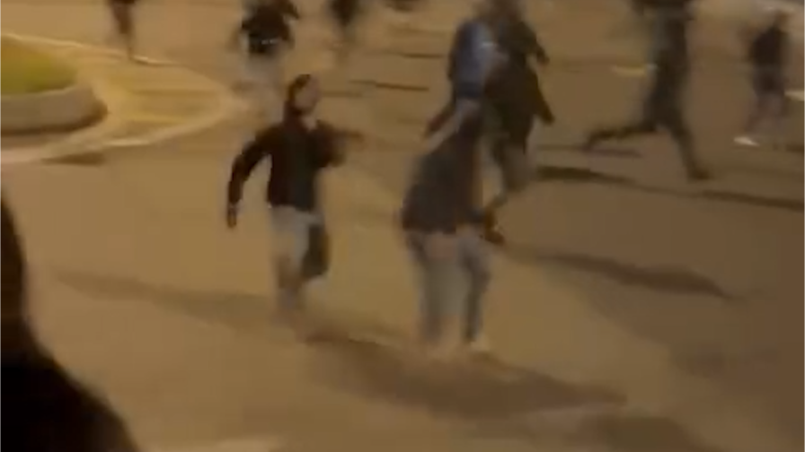 Ultras del Napoli assaltano il pullman dei tifosi dell'Inter: il video 1 Ultras del Napoli assaltano il pullman dei tifosi dell'Inter: il video