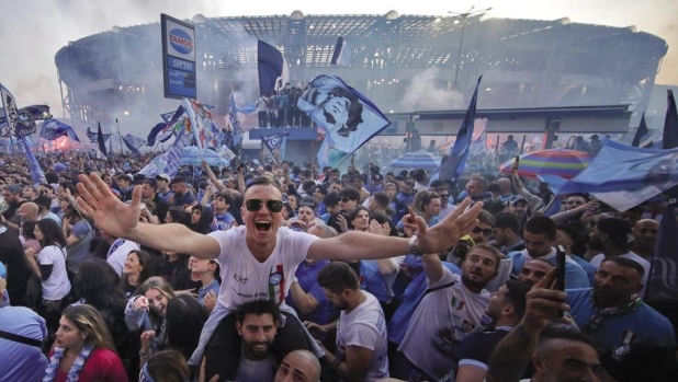 Napoli, è qui la festa? Tre maxischermi in città e si lavora già per il bus scoperto 4 Napoli, è qui la festa? Tre maxischermi in città e si lavora già per il bus scoperto