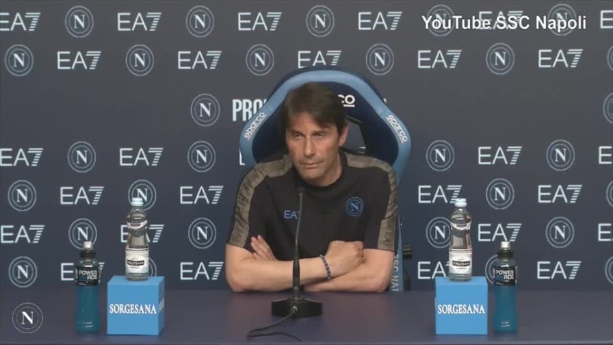 Domanda in napoletano, Conte reagisce così 3 Domanda in napoletano, Conte reagisce così