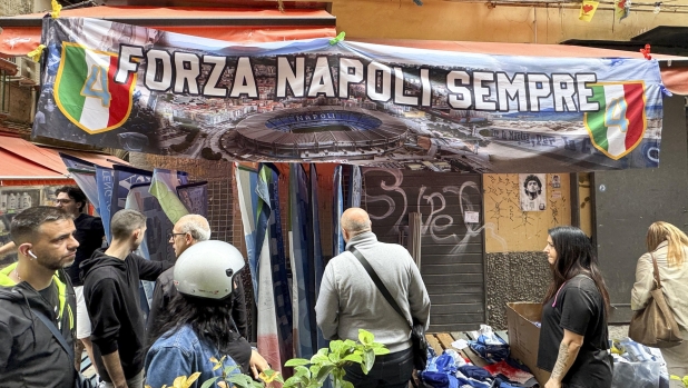 Napoli, una città in apnea: tra silenzi, scaramanzie e statuette di... San Pedro 1 Napoli, una città in apnea: tra silenzi, scaramanzie e statuette di... San Pedro