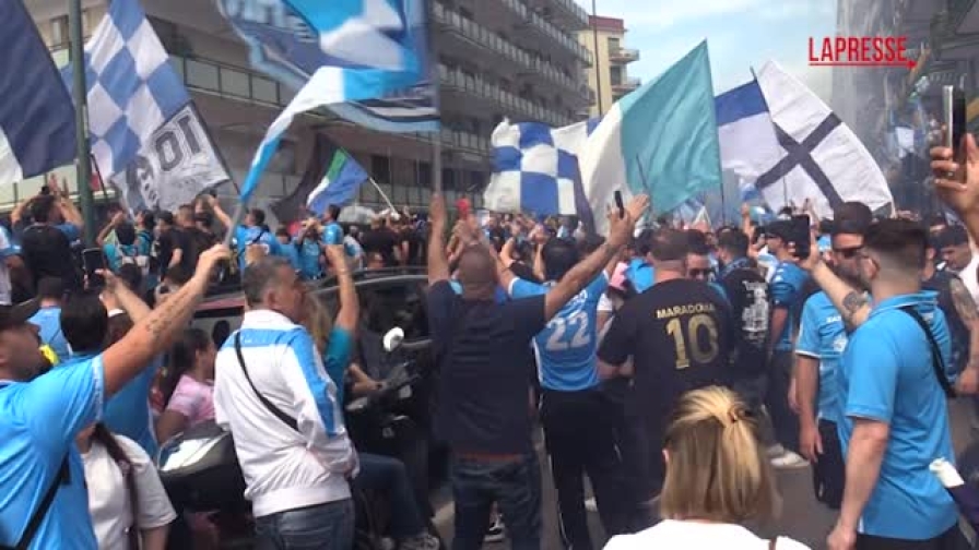 Napoli, tifosi invadono le strade con fumogeni e bandiere 4 Napoli, tifosi invadono le strade con fumogeni e bandiere