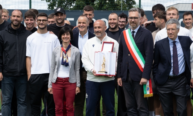 A Italiano il Nettuno d'oro: "Un onore che condivido con tutto il Bologna" 1 A Italiano il Nettuno d'oro: "Un onore che condivido con tutto il Bologna"