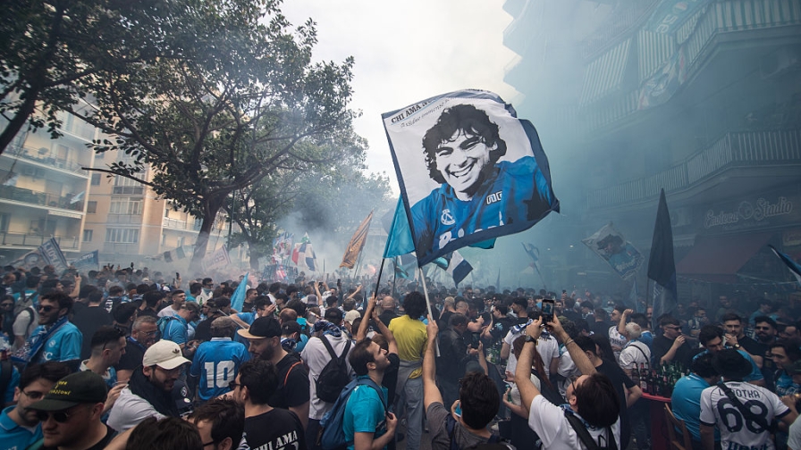 A Napoli sale l'entusiasmo per lo scudetto. Segui in DIRETTA l'attesa dei tifosi 1 A Napoli sale l'entusiasmo per lo scudetto. Segui in DIRETTA l'attesa dei tifosi