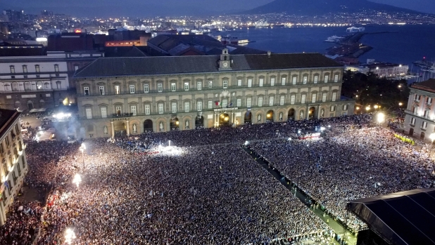 Su Dazn la festa-scudetto del Napoli. Immagini trasmesse in oltre 60 piazze 1 Su Dazn la festa-scudetto del Napoli. Immagini trasmesse in oltre 60 piazze