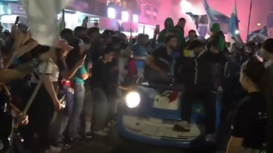 A Napoli spunta anche l’auto modificata: follia totale per lo scudetto 1 A Napoli spunta anche l’auto modificata: follia totale per lo scudetto