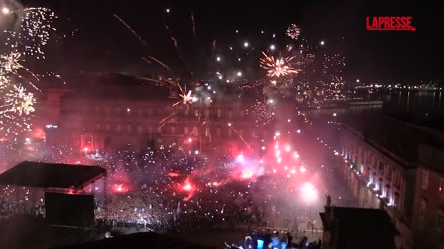 Scudetto Napoli, piazza del Plebiscito esplode al fischio finale 1 Scudetto Napoli, piazza del Plebiscito esplode al fischio finale