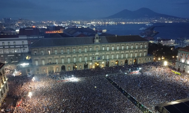 Sì, Napoli, è festa! Notte di amore folle nella città della gioia: "perché chissà quando ricapita" 3 Sì, Napoli, è festa! Notte di amore folle nella città della gioia: "perché chissà quando ricapita"