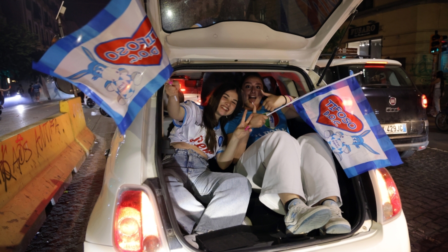 Napoli, festa scudetto: navi e trattori nei caroselli in strada 3 Napoli, festa scudetto: navi e trattori nei caroselli in strada