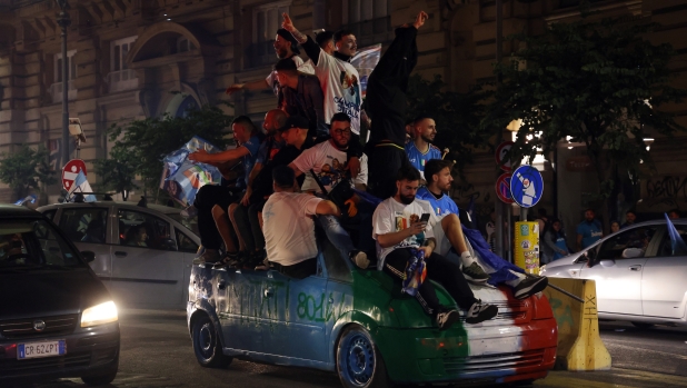 Armi illegali, fontane danneggiate, 39 feriti, 3 arresti e un'evasione: la folle notte di Napoli 1 Armi illegali, fontane danneggiate, 39 feriti, 3 arresti e un'evasione: la folle notte di Napoli