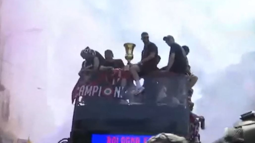Bologna in festa per la Coppa Italia: la parata del bus scoperto IN DIRETTA 4 Bologna in festa per la Coppa Italia: la parata del bus scoperto IN DIRETTA