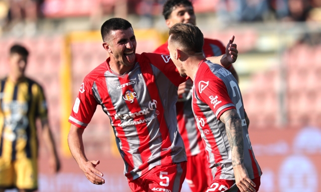 Cremonese, 3-0 alla Juve Stabia per ribaltare la sconfitta dell'andata: è in finale playoff 3 Cremonese, 3-0 alla Juve Stabia per ribaltare la sconfitta dell'andata: è in finale playoff