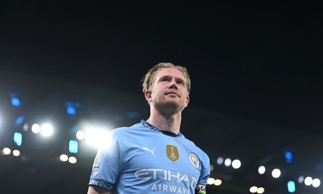 De Laurentiis dalla festa scudetto annuncia De Bruyne al Napoli: "Ha già comprato una villa..." 1 De Laurentiis dalla festa scudetto annuncia De Bruyne al Napoli: "Ha già comprato una villa..."