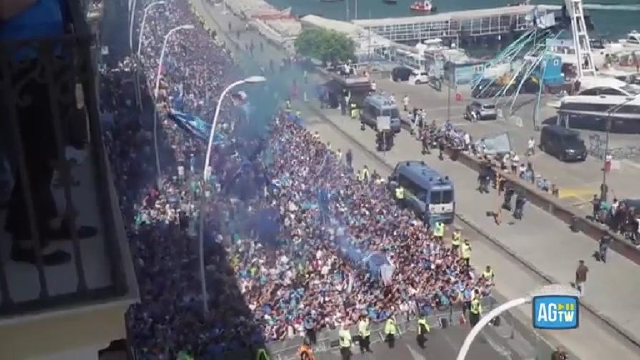 Il Napoli sbarca al Molo Luise, l'accoglienza è impressionante 1 Il Napoli sbarca al Molo Luise, l'accoglienza è impressionante