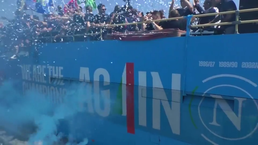 Napoli, che spettacolo il pullman tra la gente 1 Napoli, che spettacolo il pullman tra la gente