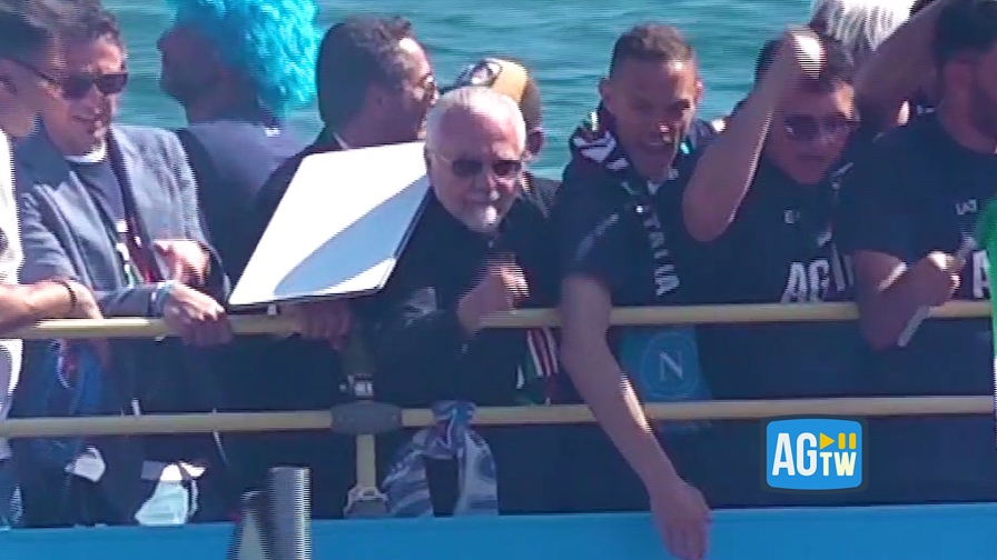 De Laurentiis balla tra i giocatori: che festa a Napoli! 1 De Laurentiis balla tra i giocatori: che festa a Napoli!