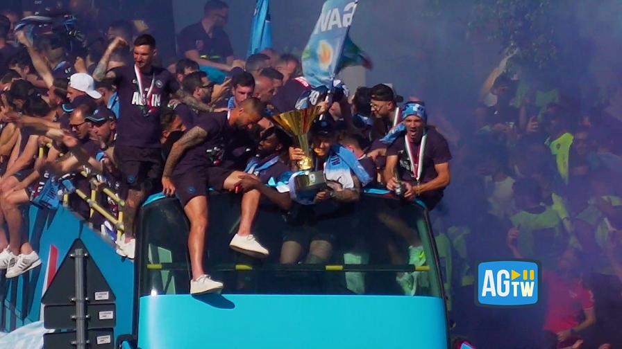 Delirio a Napoli, i tifosi circondano il bus dei giocatori: che festa! 1 Delirio a Napoli, i tifosi circondano il bus dei giocatori: che festa!