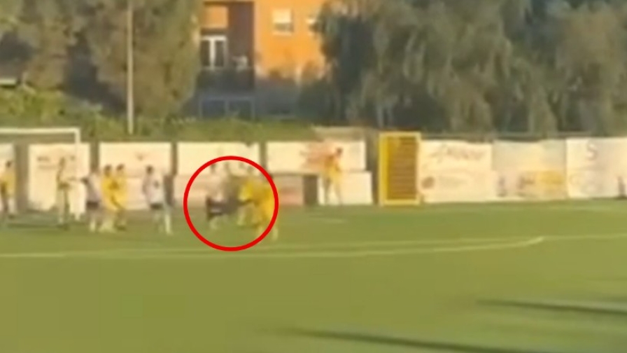 Portiere segna in rovesciata e salva la sua squadra: è il gol dell'anno 1 Portiere segna in rovesciata e salva la sua squadra: è il gol dell'anno