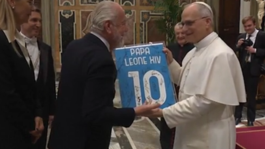 "Lei è un numero dieci": De Laurentiis saluta così Papa Leone XIV 1 "Lei è un numero dieci": De Laurentiis saluta così Papa Leone XIV