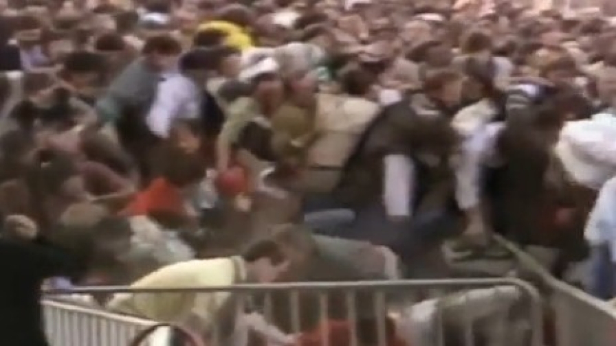 Heysel, a 40 anni dalla strage: le immagini di quella tragica notte 1 Heysel, a 40 anni dalla strage: le immagini di quella tragica notte