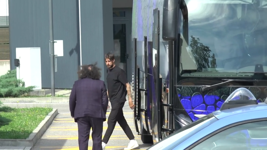 Inter in aeroporto direzione Monaco, Acerbi il primo a scendere dal pullman 1 Inter in aeroporto direzione Monaco, Acerbi il primo a scendere dal pullman