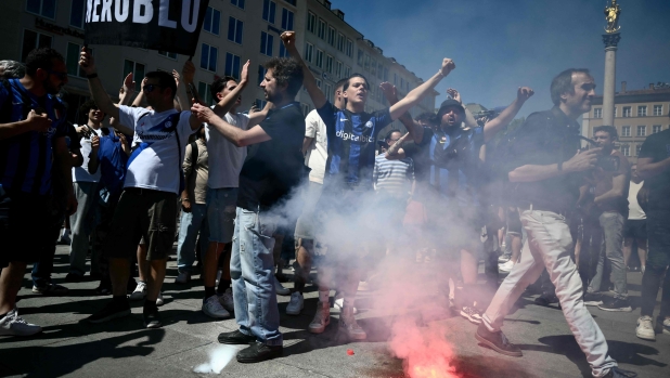 Scontri in metro a Monaco: tifosi interisti respinti a calci e feriti. Rissa sedata coi lacrimogeni 4 Scontri in metro a Monaco: tifosi interisti respinti a calci e feriti. Rissa sedata coi lacrimogeni
