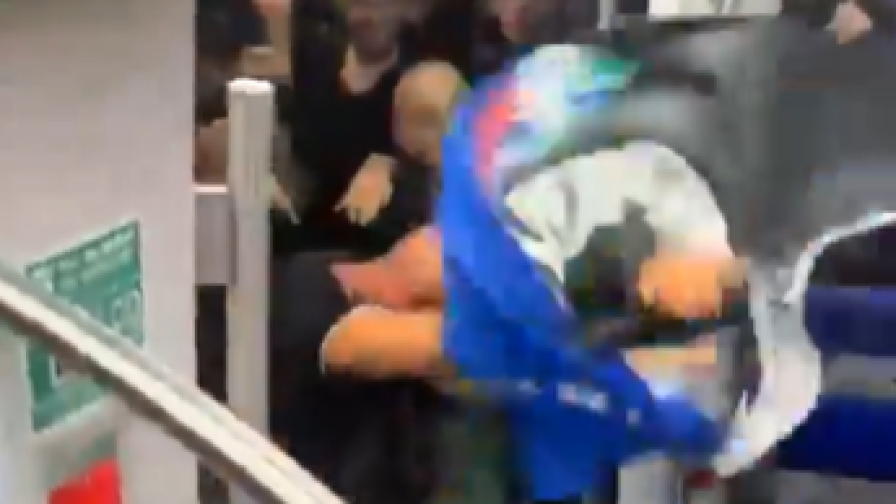 VIDEO Scontri Psg-Inter. Spranghe, sputi e calci: la rissa tra i tifosi nella metro di Monaco 1 VIDEO Scontri Psg-Inter. Spranghe, sputi e calci: la rissa tra i tifosi nella metro di Monaco