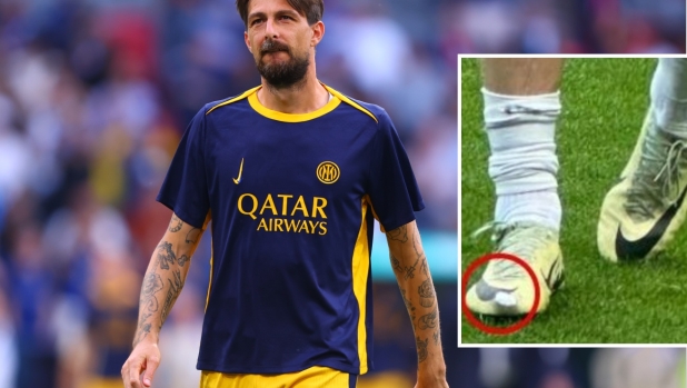 Acerbi in campo con la scarpa bucata: è quella del gol al Barça al 93' 3 Acerbi in campo con la scarpa bucata: è quella del gol al Barça al 93'