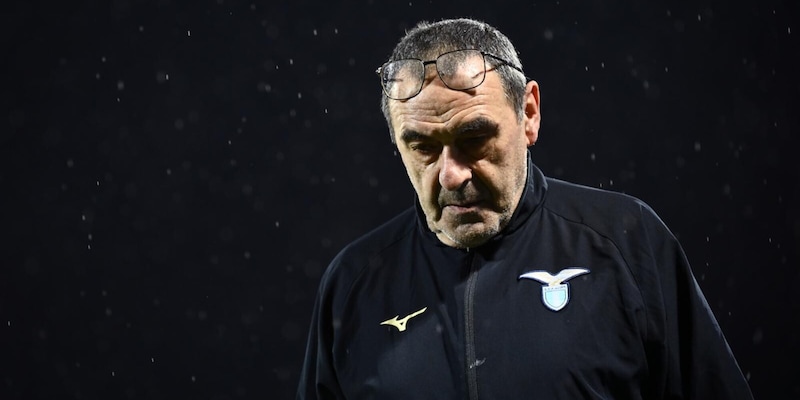 Lazio, Sarri spiazzato e ora riflette: non sapeva del mercato bloccato 2 Lazio, Sarri spiazzato e ora riflette: non sapeva del mercato bloccato