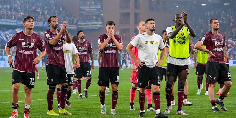 Salernitana, diversi giocatori ricoverati per intossicazione alimentare: chiesto il rinvio dei playout 2 Salernitana, diversi giocatori ricoverati per intossicazione alimentare: chiesto il rinvio dei playout