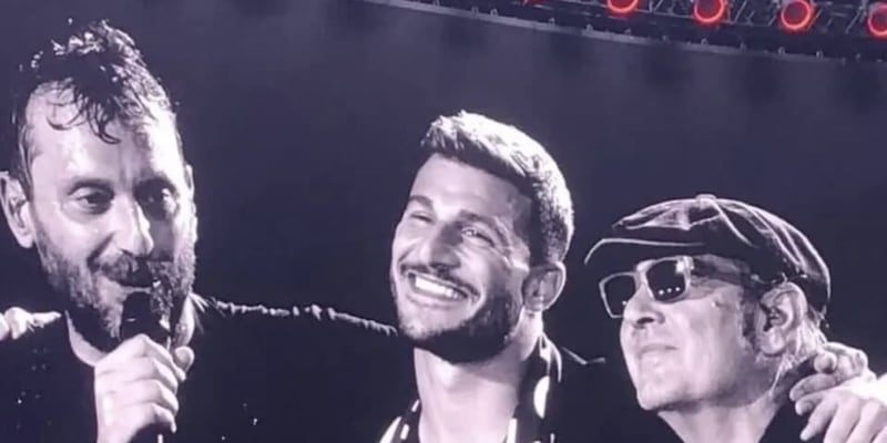 Cremonini show a Bologna: sul palco canta "Poetica" con Orsolini e... 2 Cremonini show a Bologna: sul palco canta "Poetica" con Orsolini e...