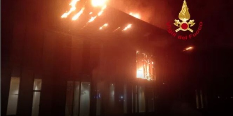 Paura per un incendio al Viola Park: quattro persone in ospedale 4 Paura per un incendio al Viola Park: quattro persone in ospedale