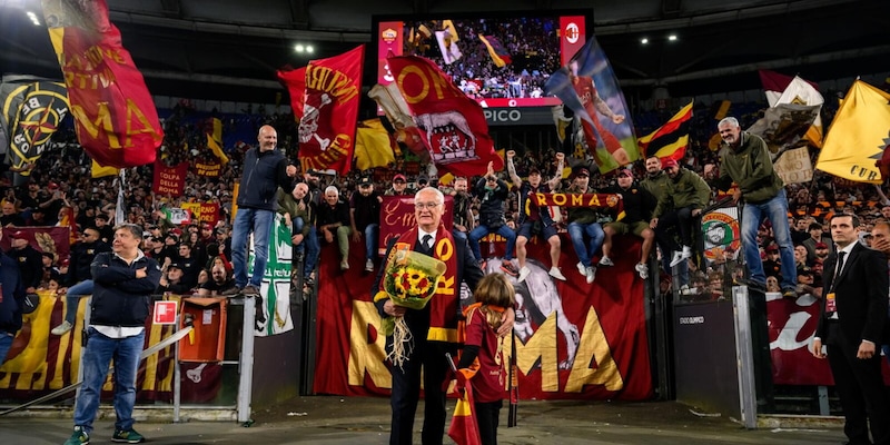 Ranieri dice no all'Italia, i tifosi della Roma fanno festa: "Una scelta d'amore, questo club è una cosa seria" 1 Ranieri dice no all'Italia, i tifosi della Roma fanno festa: "Una scelta d'amore, questo club è una cosa seria"