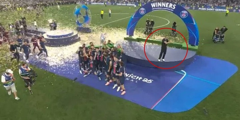 Il bel gesto di Luis Enrique nei confronti dell’Inter durante la premiazione: poi spiega perché l’ha fatto 2 Il bel gesto di Luis Enrique nei confronti dell’Inter durante la premiazione: poi spiega perché l’ha fatto