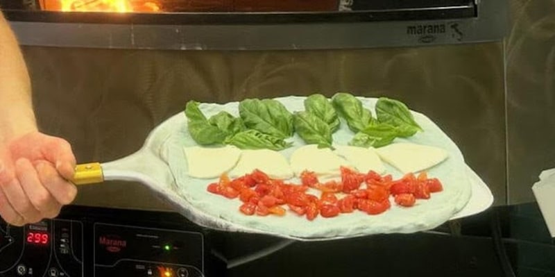 A Napoli continua la festa per il quarto tricolore: arriva la "pizza scudetto" 2 A Napoli continua la festa per il quarto tricolore: arriva la "pizza scudetto"