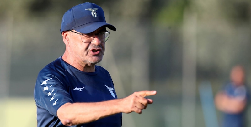 Lazio, riecco Sarri a Formello: accoglienza speciale dei tifosi 2 Lazio, riecco Sarri a Formello: accoglienza speciale dei tifosi