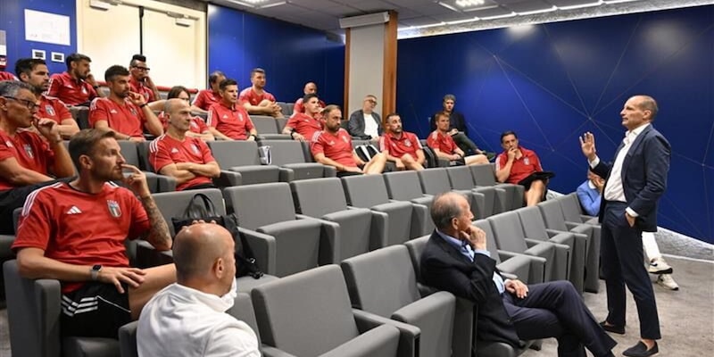 Allegri prof a Coverciano davanti a Fabregas e Hamsik: "Bisogna far esprimere i calciatori" 4 Allegri prof a Coverciano davanti a Fabregas e Hamsik: "Bisogna far esprimere i calciatori"