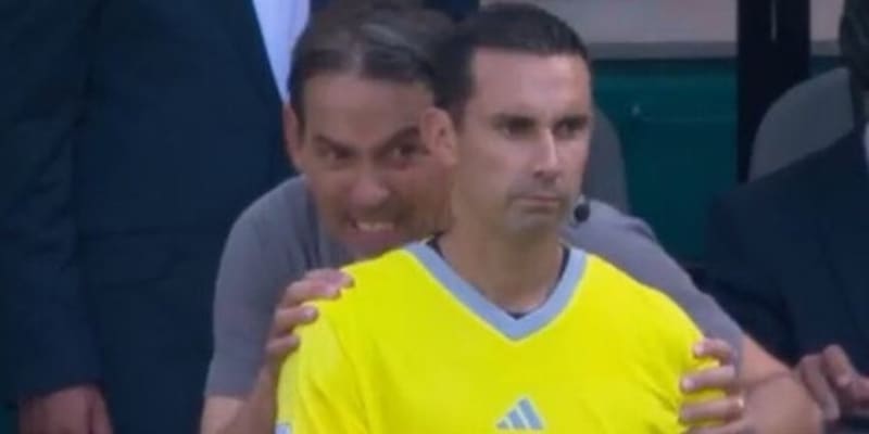 Inzaghi e le vecchie abitudini: la protesta col quarto uomo è subito virale! 1 Inzaghi e le vecchie abitudini: la protesta col quarto uomo è subito virale!