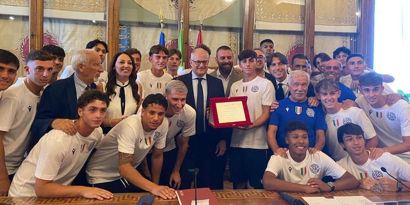 De Rossi premiato in Campidoglio con l'Ostiamare: "Saremo un sostegno per Roma e Lazio" 2 De Rossi premiato in Campidoglio con l'Ostiamare: "Saremo un sostegno per Roma e Lazio"