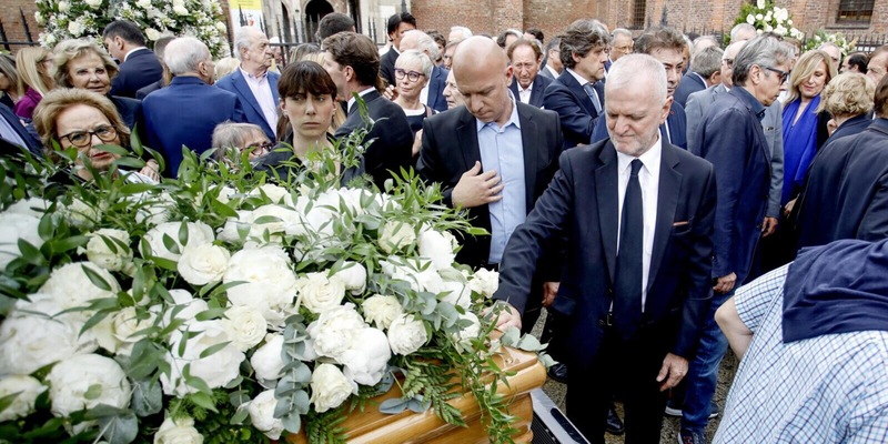 Funerali Pellegrini, Milano si ferma per l'ultimo saluto all'ex presidente Inter: chi c'era 1 Funerali Pellegrini, Milano si ferma per l'ultimo saluto all'ex presidente Inter: chi c'era
