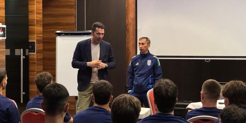 Buffon tifoso d'eccezione per l'Italia Under 21: "Vi chiedo passione e senso di appartenenza" 2 Buffon tifoso d'eccezione per l'Italia Under 21: "Vi chiedo passione e senso di appartenenza"