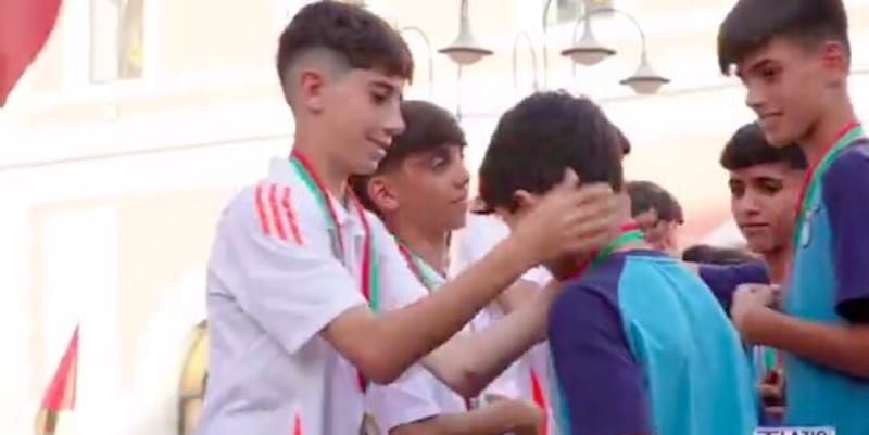 Lazio e Roma oltre la rivalità: i ragazzi si scambiano le medaglie 3 Lazio e Roma oltre la rivalità: i ragazzi si scambiano le medaglie