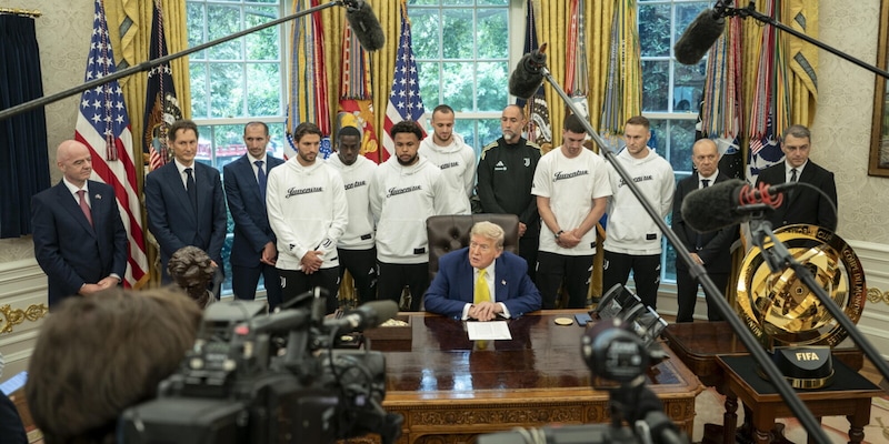 La domanda di Trump fa calare il gelo, interviene Comolli: risposta da applausi 1 La domanda di Trump fa calare il gelo, interviene Comolli: risposta da applausi