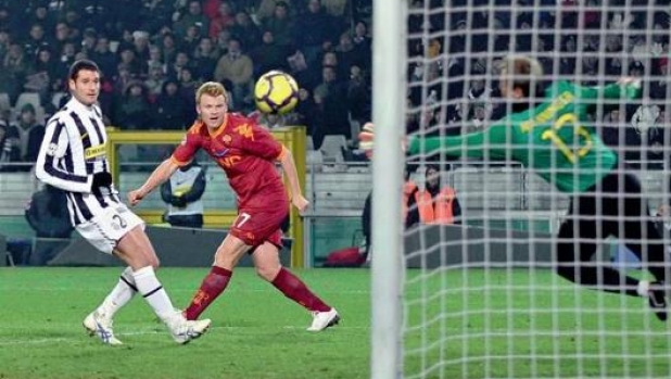 Riise stupisce ancora, che bordata da centrocampo. Anche Will Smith esulta 1 Riise stupisce ancora, che bordata da centrocampo. Anche Will Smith esulta
