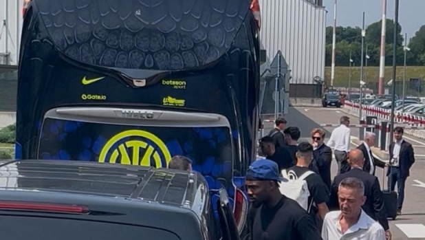 Testa bassa e in silenzio, il triste rientro dell'Inter. A Malpensa un solo tifoso: "Sono l'unico pirla" 1 Testa bassa e in silenzio, il triste rientro dell'Inter. A Malpensa un solo tifoso: "Sono l'unico pirla"